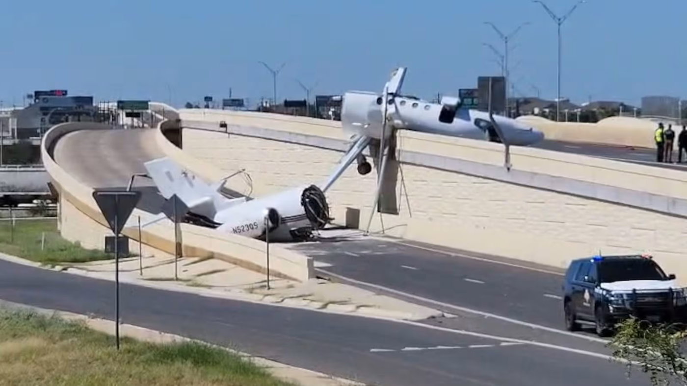שברי המטוס על הכביש
