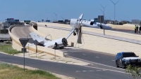 שברי המטוס על הכביש