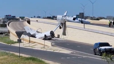שברי המטוס על הכביש