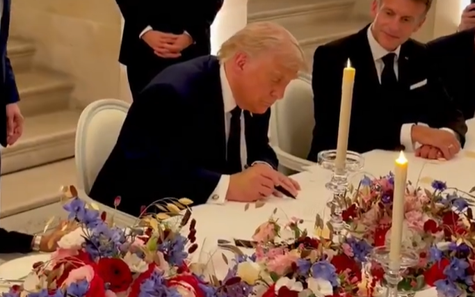 הנשיא טראמפ חותם על ההסכם, הלילה