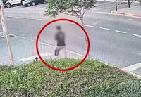 הכל צולם: מתקרב עם תיק, בודק שאין איש באזור - וחומק לתוך הרכב