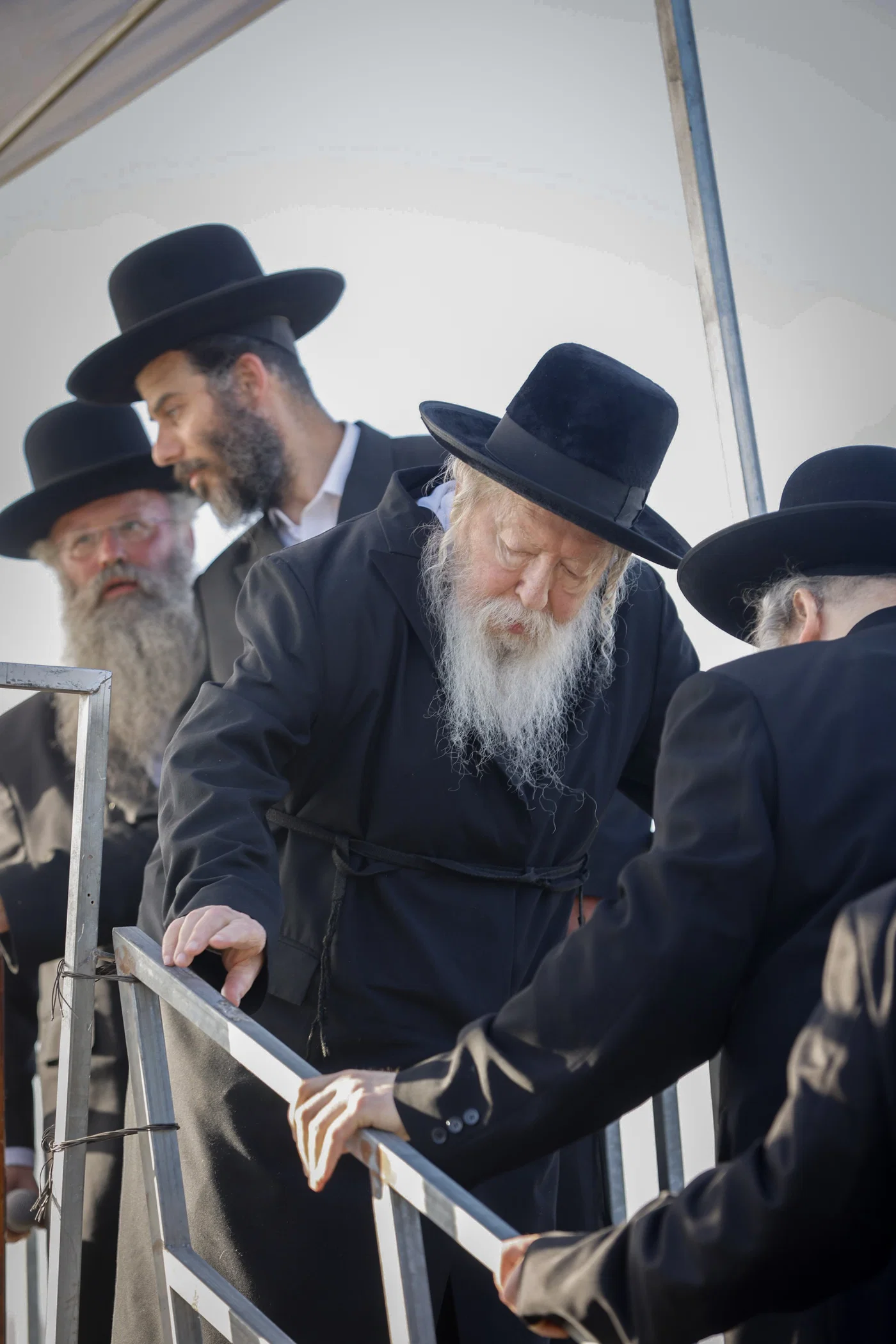 רבבות חסידי גור מול כלא 10