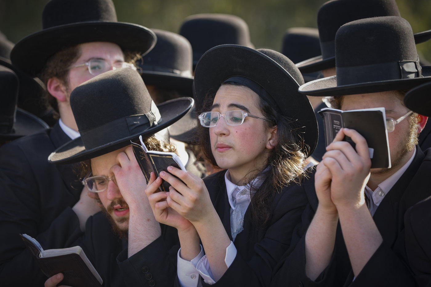רבבות חסידי גור מול כלא 10
