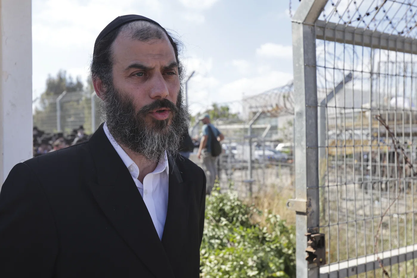 מוטי בבצ'יק בעצרת חסידי גור מול כלא 10