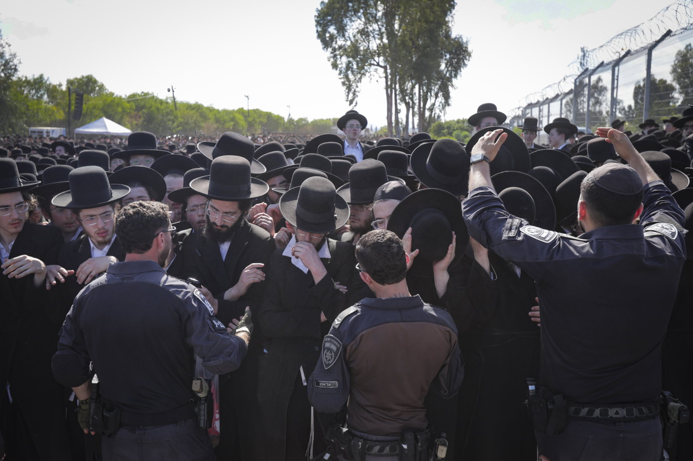 רבבות חסידי גור מול כלא 10