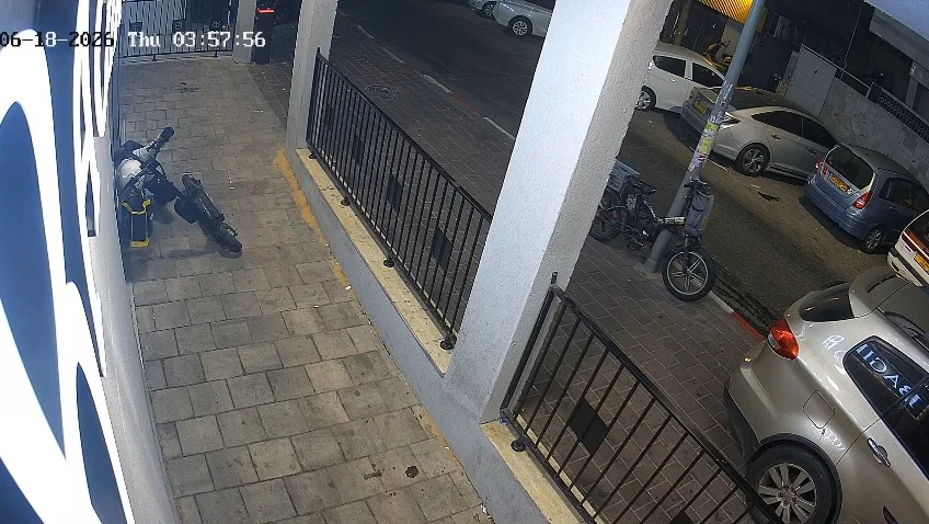 הבני ברקים מודאגים | תיעוד: מגיע עם הקורקינט החשמלי - ופורץ לעסק