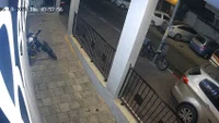 הבני ברקים מודאגים | תיעוד: מגיע עם הקורקינט החשמלי - ופורץ לעסק
