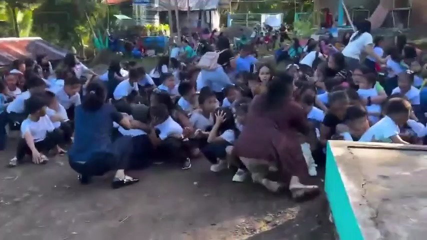 תלמדים ביום ראשון בבית הספר ברעידת אדמה בפיליפינים - לפני שבועיים