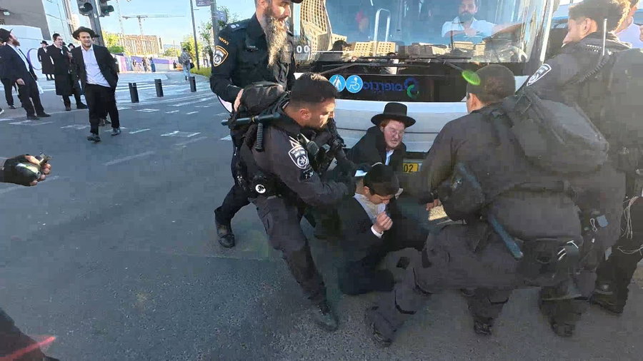 שניה 38 הוא נראה מכבה את המצלמה לפני שהוא זורק את הרימון ישירות על המפגינים