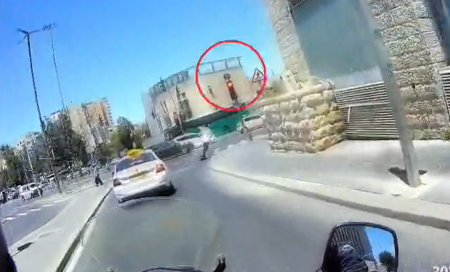 בצומת הירושלמית הסואנת: המשטרה פתחה במרדף אחר בחור ישיבה בן 14.5 | צפו
