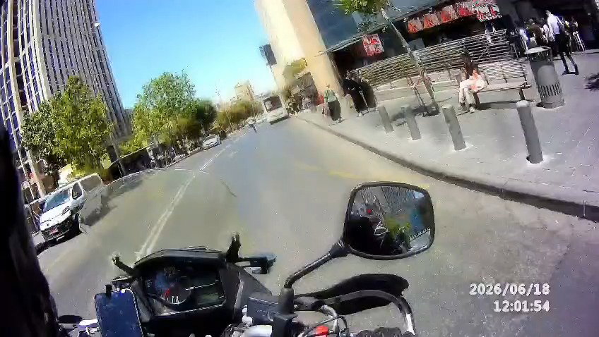 בצומת הירושלמית הסואנת: המשטרה פתחה במרדף אחר בחור ישיבה בן 14.5 | צפו