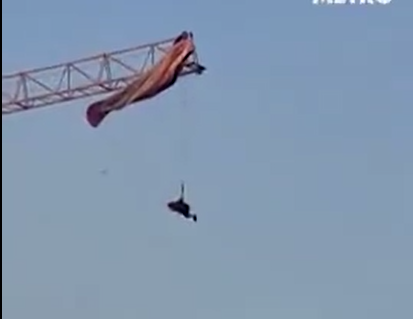 הגבר תלוי על מנוף