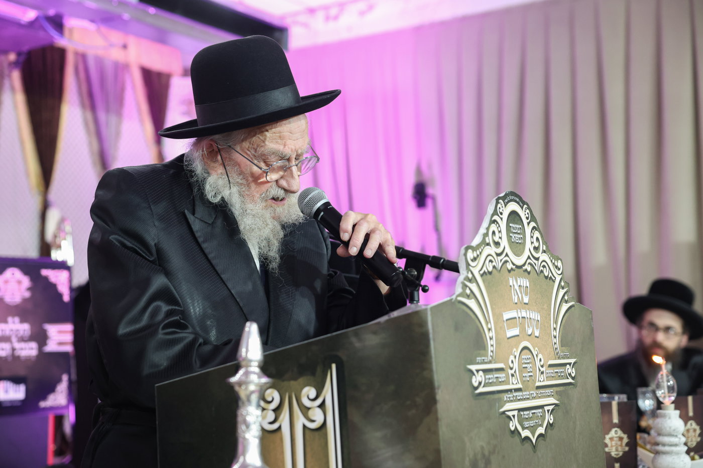 הרה"צ רבי אהרן מנעדיל טווערסקי בהכנסת ס"ת בבית שמש