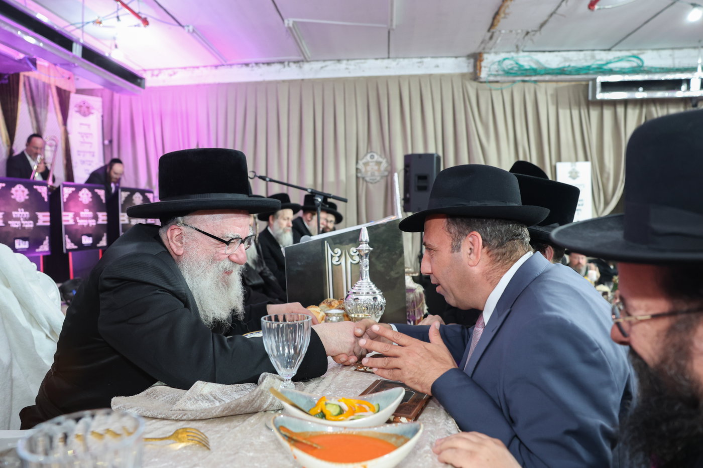 הרה"צ רבי אהרן מנעדיל טווערסקי בהכנסת ס"ת בבית שמש
