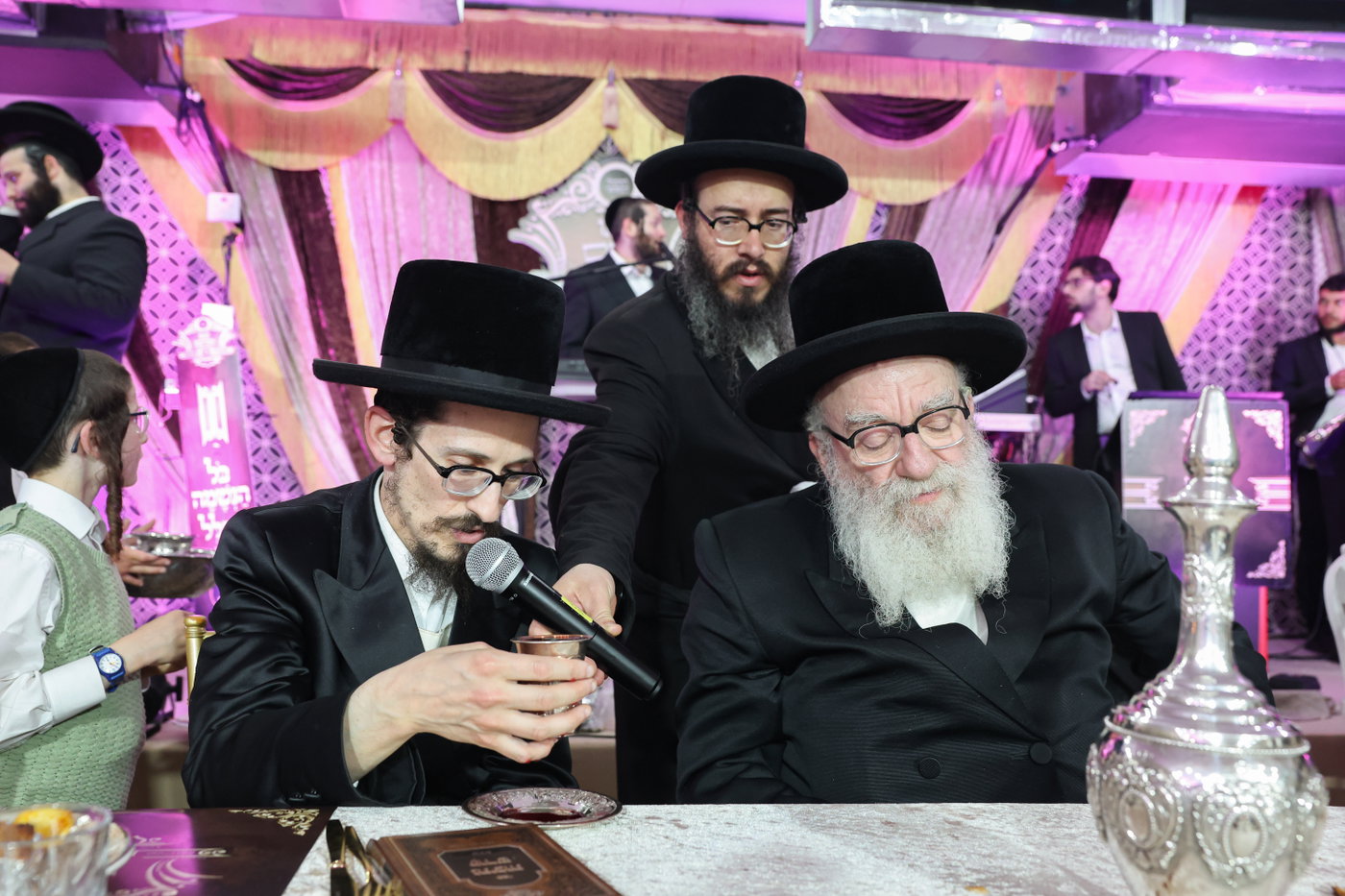 הרה"צ רבי אהרן מנעדיל טווערסקי בהכנסת ס"ת בבית שמש