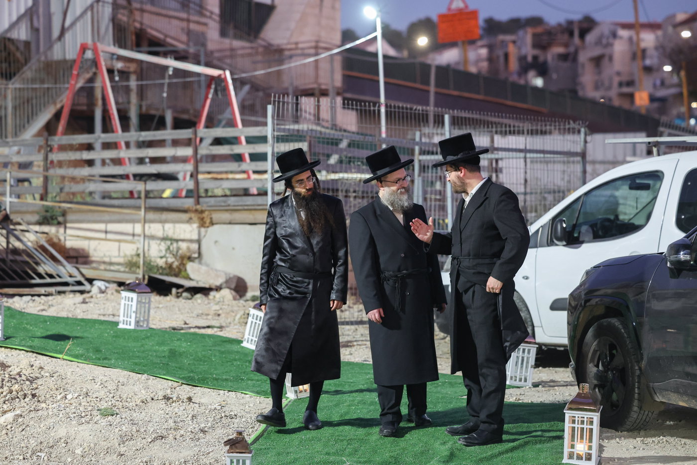 הרה"צ רבי אהרן מנעדיל טווערסקי בהכנסת ס"ת בבית שמש