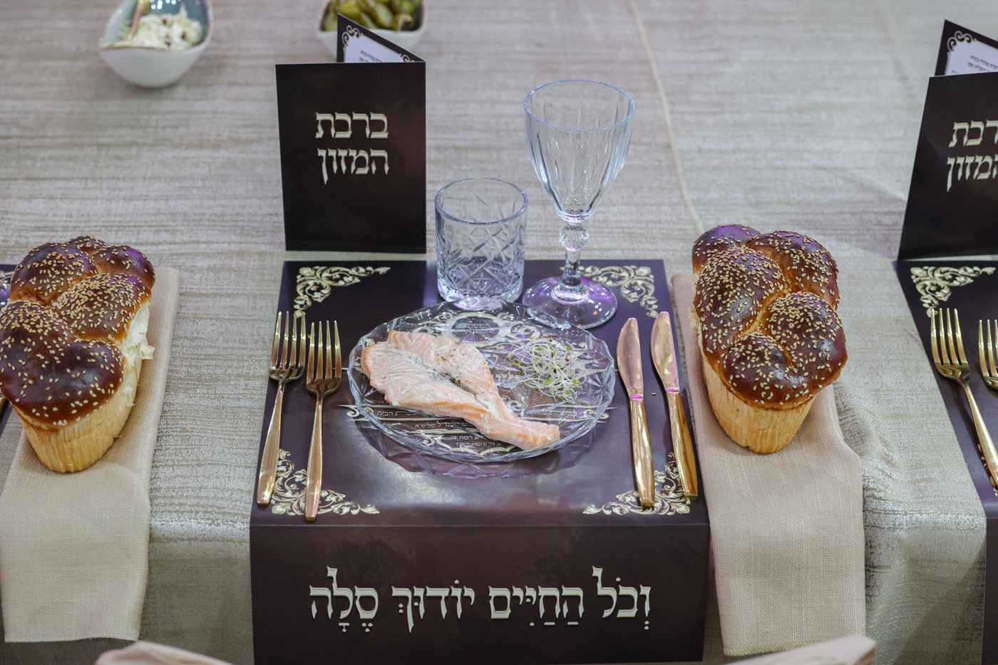 הרה"צ רבי אהרן מנעדיל טווערסקי בהכנסת ס"ת בבית שמש