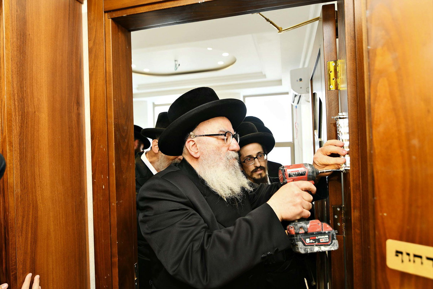הרה"צ רבי אהרן מנעדיל טווערסקי בהכנסת ס"ת בבית שמש