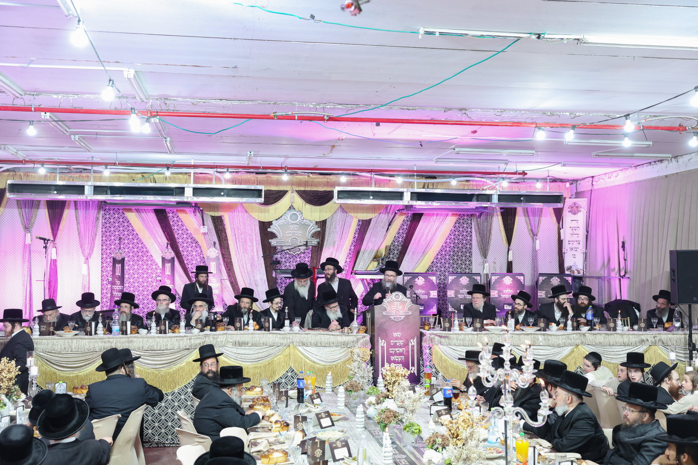 הרה"צ רבי אהרן מנעדיל טווערסקי בהכנסת ס"ת בבית שמש