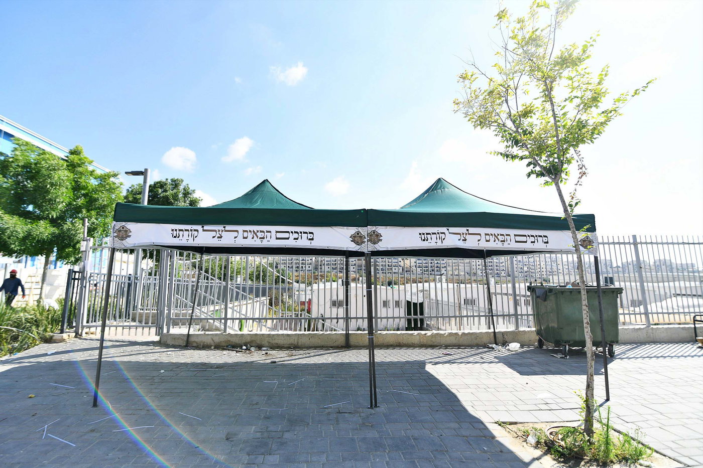הרה"צ רבי אהרן מנעדיל טווערסקי בהכנסת ס"ת בבית שמש