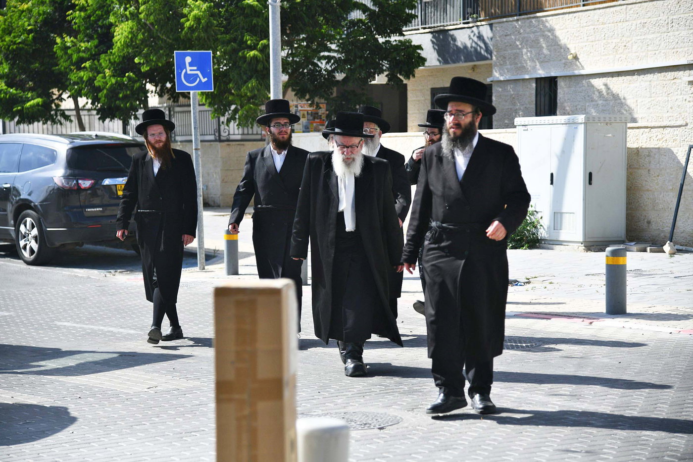 הרה"צ רבי אהרן מנעדיל טווערסקי בהכנסת ס"ת בבית שמש