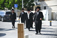 הרה"צ רבי אהרן מנעדיל טווערסקי בהכנסת ס"ת בבית שמש