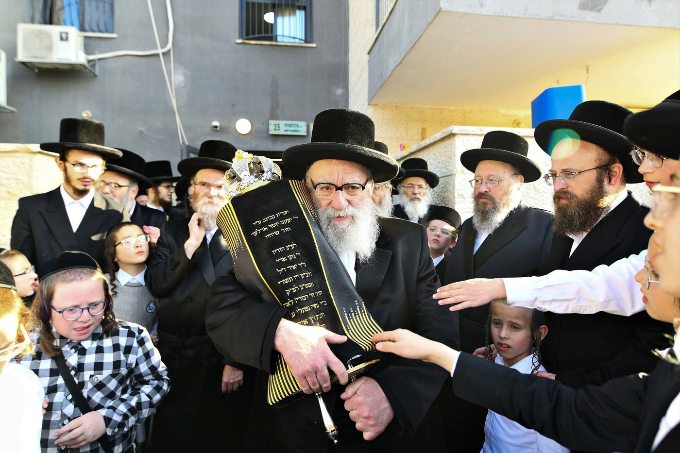 הרה"צ רבי אהרן מנעדיל טווערסקי בהכנסת ס"ת בבית שמש