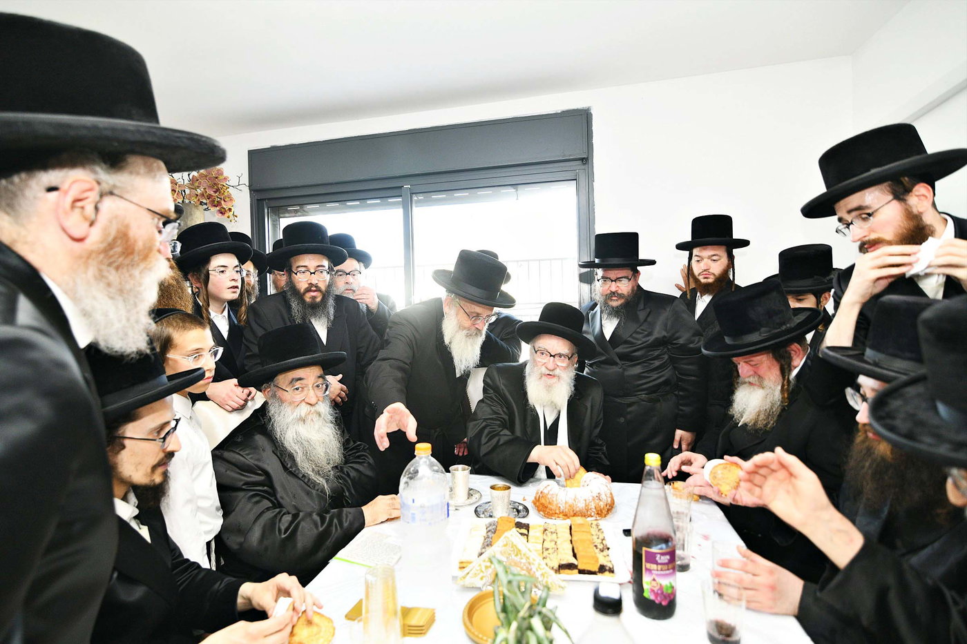 הרה"צ רבי אהרן מנעדיל טווערסקי בהכנסת ס"ת בבית שמש