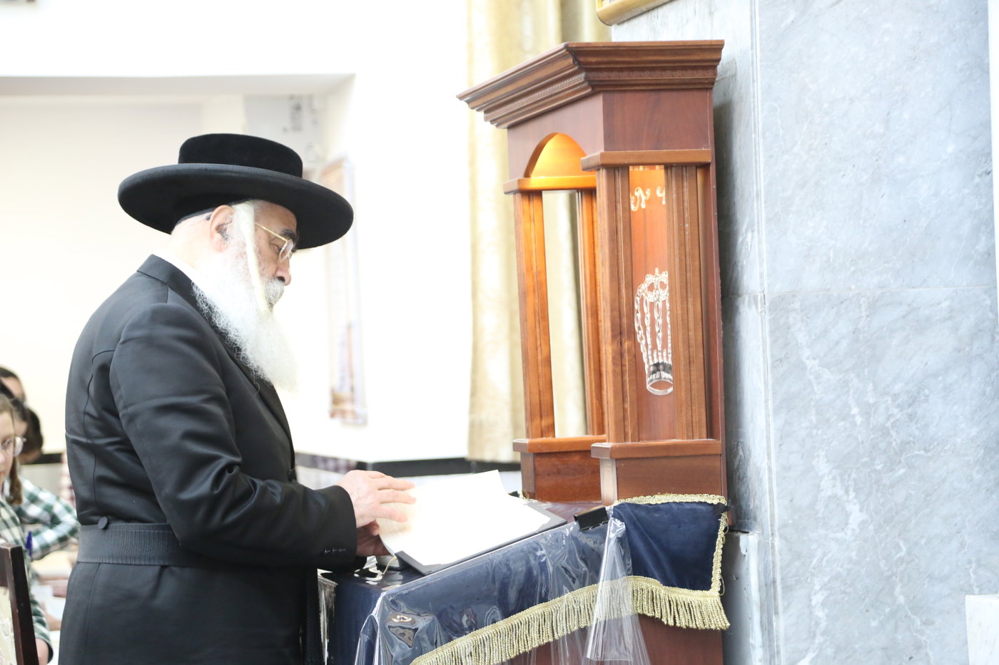 האדמו"ר מדושינסקיא בתפילת מנחה בבני ברק