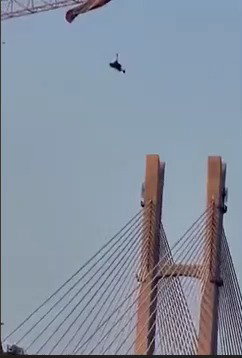 הגבר תלוי על מנוף