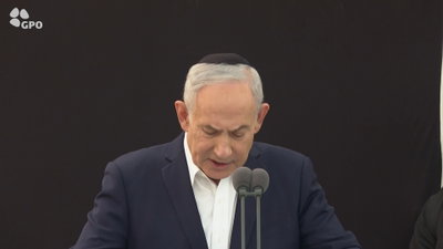 ברקע הלחץ מטראמפ: נתניהו פנה בהתרגשות לקבר אחיו המנוח | צפו