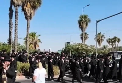 כאוס בערד: חסידים משבשים את התנועה בעקבות מעצר אברך החשוד בפלילים