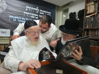 יו"ר ארגון 'חיים לילד' איש החסד הרב ראובן סקלר מתברך במעונו של ראש הישיבה הגרמ"צ ברגמן