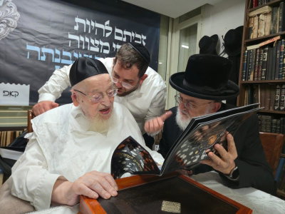 יו"ר ארגון 'חיים לילד' איש החסד הרב ראובן סקלר מתברך במעונו של ראש הישיבה הגרמ"צ ברגמן