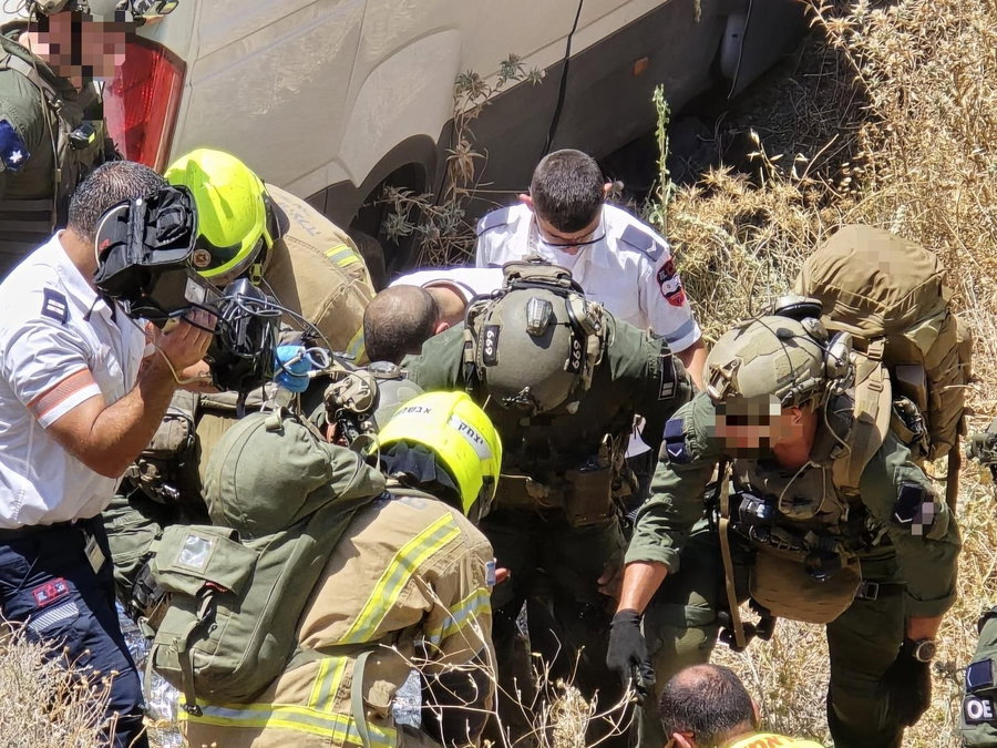 רכב התדרדר לתעלה סמוך לחמת גדר: כך בוצע חילוץ דרמטי במסוק של 669