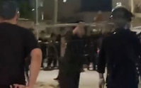 גדרות ואבנים באוויר, אש בכביש: עימותים סוערים בין שוטרים למפגינים