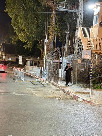 הבחור יחיאל קוטיינר ביציאה מהכלא