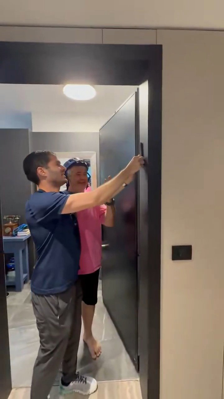 אדמקר קובע מזוזה בביתו של מרוז
