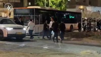 גדרות ואבנים באוויר, אש בכביש: עימותים סוערים בין שוטרים למפגינים