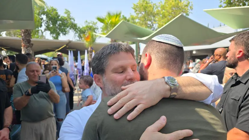 את כולם אני מחבק - שר האוצר בצלאל סמוטריץ׳ עם בנו בניה שמתגייס הבוקר לגבעת
