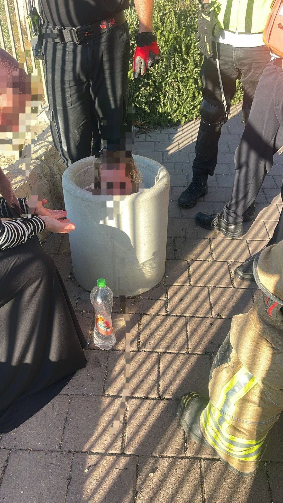 הילד לכוד בתוך פח הבטון