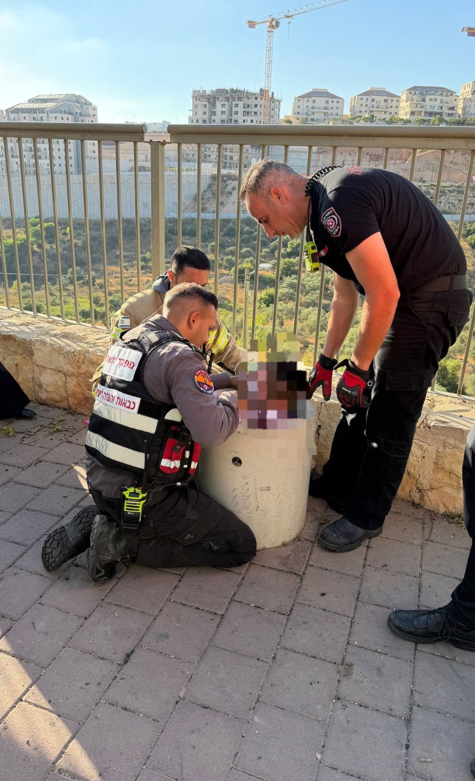 הילד לכוד בתוך פח הבטון