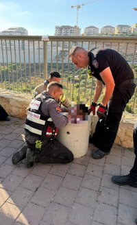 הילד לכוד בתוך פח הבטון