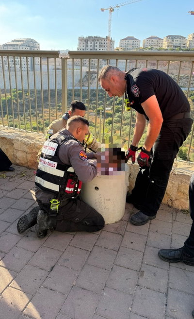 הילד לכוד בתוך פח הבטון