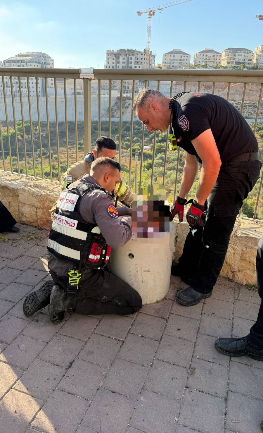 הילד לכוד בתוך פח הבטון