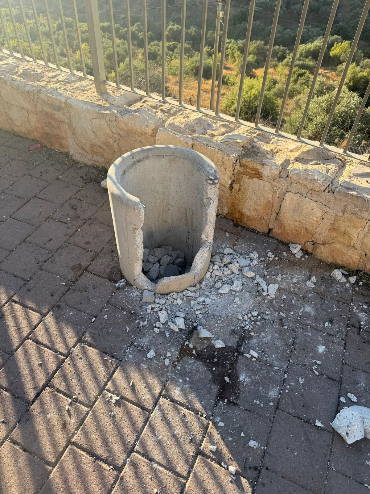 הילד לכוד בתוך פח הבטון