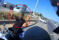 תיעוד דרמטי: עוצרים את המתפרע עם אקדח וידיים מורמות באמצע הכביש