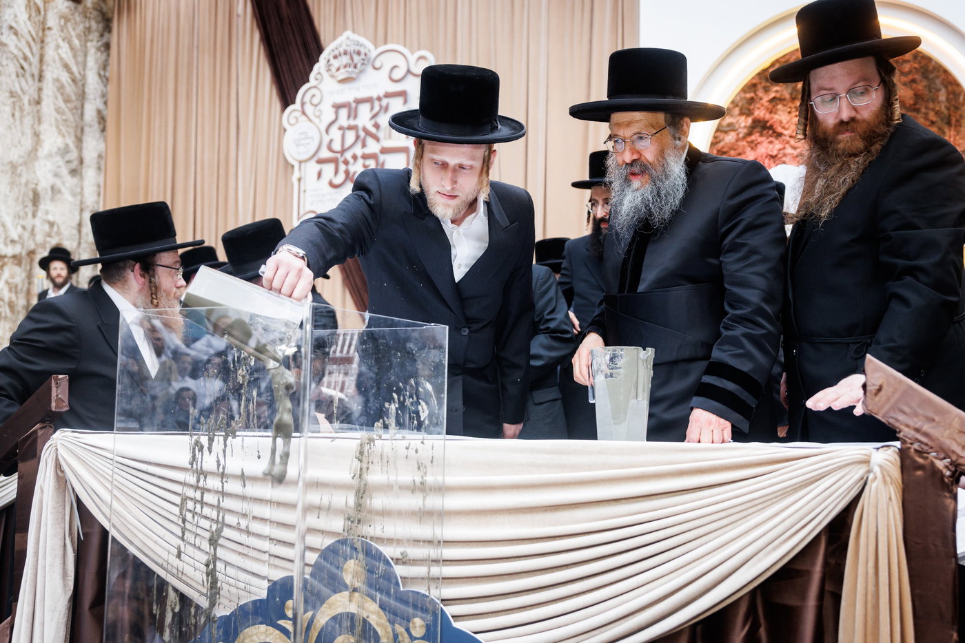 האדמו"ר מבאבוב 45 בביקור הוד בלונדון