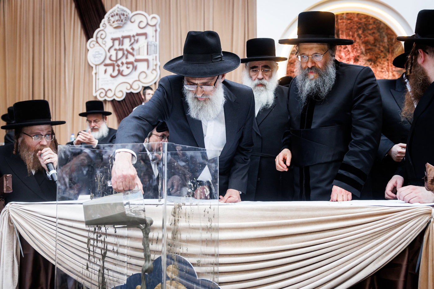 האדמו"ר מבאבוב 45 בביקור הוד בלונדון