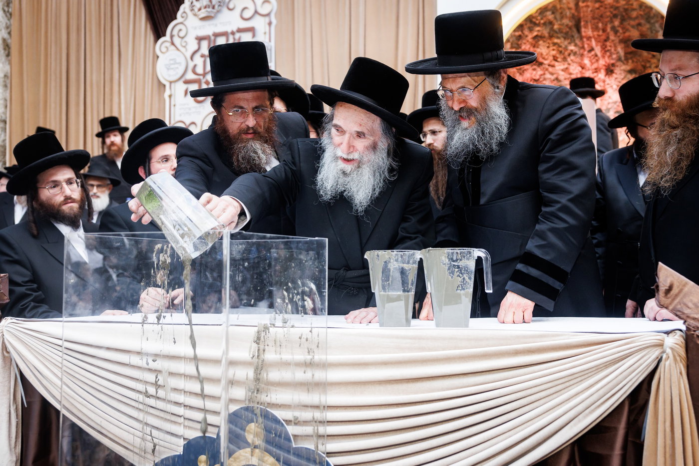האדמו"ר מבאבוב 45 בביקור הוד בלונדון